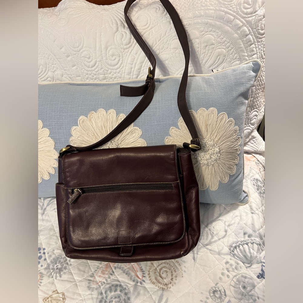 Genuine Leather Giani Bernini crossbody bag.